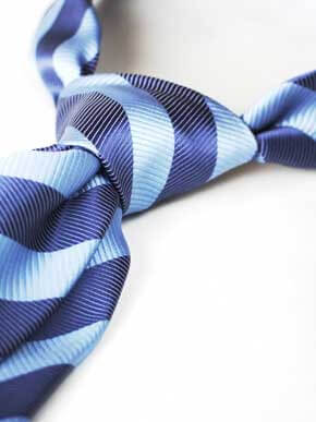 cravate de couleur bleu ou bleu marine
